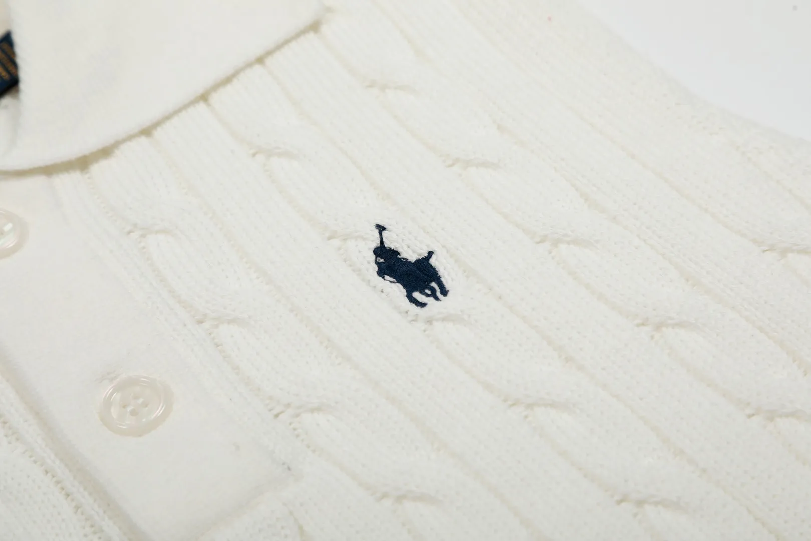 P166 💰 "Top quality" Style number: DS023# (not off the shelves all year round) [Ralph Lauren POLO lapel solid color pony embroidered logo knitted vest short sleeves] ✅Ralph Lauren Ralph Lauren classic basic versatile all-season cardigan knitted POLO vest vest short sleeves ✅Main supplier platform live broadcast Wholesale entity Replacement when out of stock Not off the shelf ✅ZP quality 1:1 version Scan the code to enter the GF website Counter quality ✅Details and quality are the only one in Guangzhou. Imported quality cotton yarn, focusing on high-end, cost-effective. Needless to say good quality. ✅Restore the original version. The maximum size can be worn up to 150 pounds. Loose, comfortable and stress-free. Olive green, denim blue, Chinese red